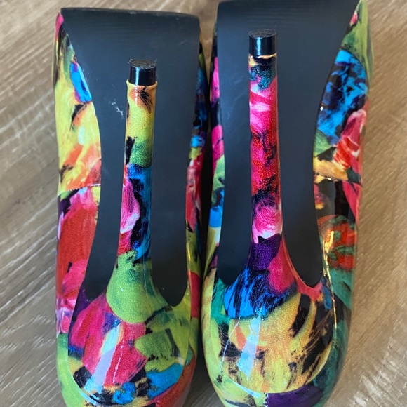 Steve Madden Nala multicolored floral hidden platform pumps. Size 7.5 - Picture 8 of 13